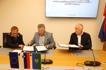 PODPIS POGODBE ZA DOBAVO GASILSKEGA VOZILA PGD GRAHOVO 05 FOTO LJUBO VUKELIČ